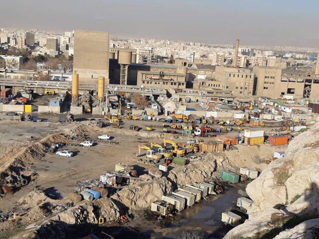 ماشین‌آلات کارخانه سیمان زیر پای دژ ۲۰۰۰ ساله جولان می‌دهند